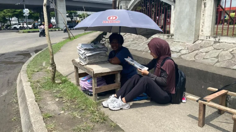 Penjual Koran Palembang Bertahan di tengah Digitalisasi