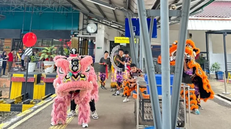 KAI Palembang Meriahkan Imlek dengan Barongsai