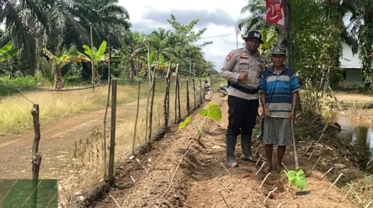 Bhabinkamtibmas Gerakkan Warga Wana Mukti Tanam Pangan