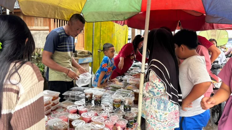 Ramadan Dongkrak Penjualan Takjil di Babat Toman