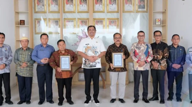 Bupati OKU Selatan Serahkan Penghargaan Purna Bakti PNS