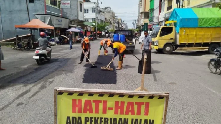Pemkab OKU Selatan Tambal Sulam Jalan Protokol