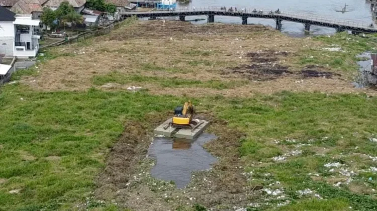 Pastikan Aliran Lancar, PUPR OKI Bersihkan Sungai dari Tumpukan Gulma