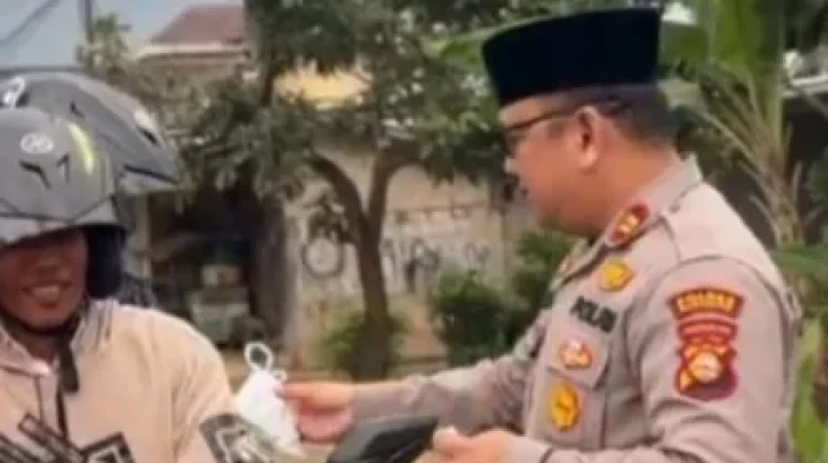 Polsek Mariana Bagikan Takjil saat Ramadan