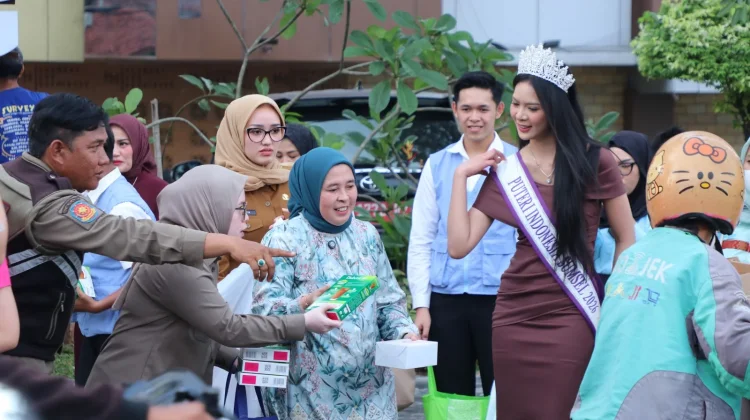 TP PKK Palembang dan RA Group Berbagi Takjil untuk Warga
