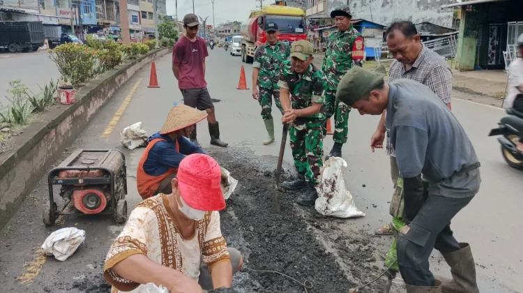 Dukung Kelancaran Mudik, Korem 044/Gapo Tambal Jalan Berlubang