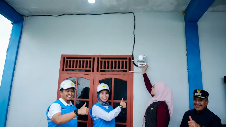 PLN Nyalakan Listrik di Dusun Sungai Aur OKI