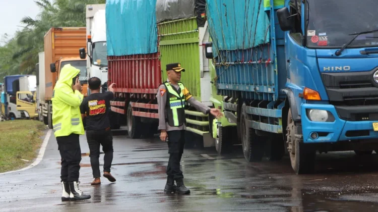 Polres Banyuasin Kandangkan Truk Besar Bandel saat Mudik
