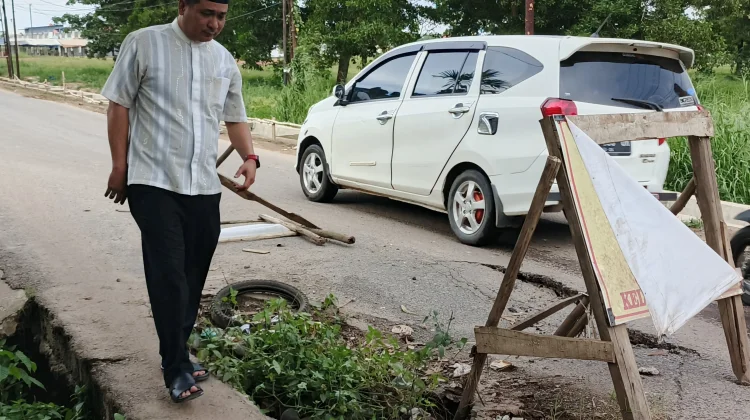 Kadis PUPR Banyuasin Tinjau Jalan Ambles di Sukajadi