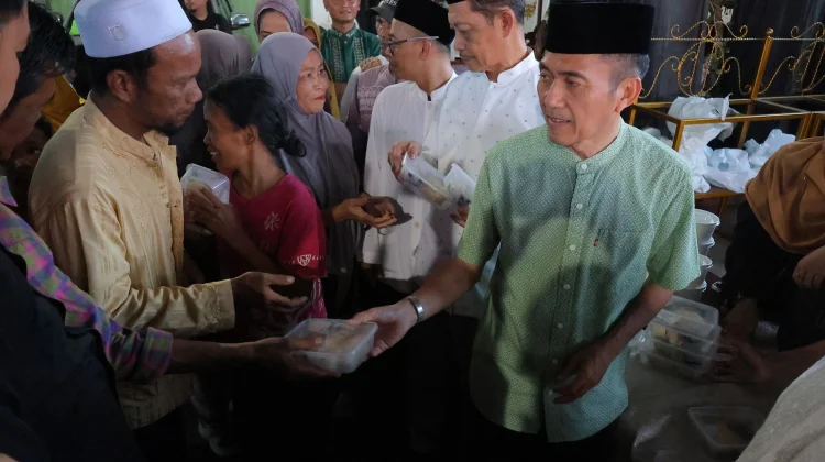 Pemkot Palembang dan Lazisnu Sumsel Bagi Takjil Ramadan