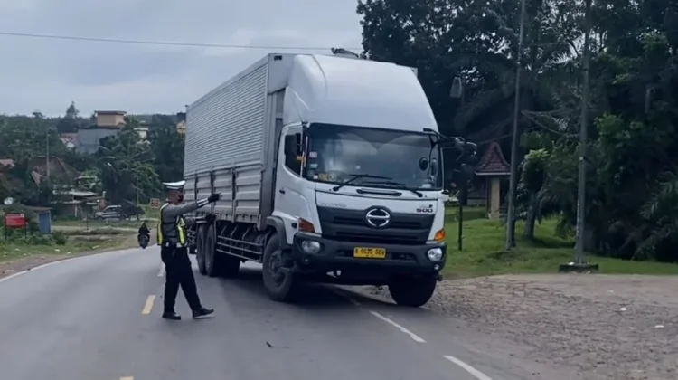 Polres Banyuasin Kandangkan Truk Sumbu Tiga yang Masih Melintas