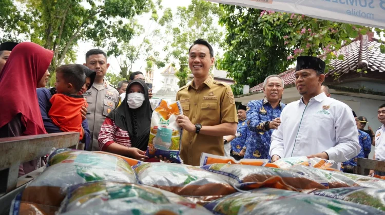 Pegawai OKI Salurkan 3.074 Kantong Beras