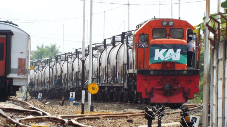 Kereta Api Dukung Distribusi BBM Sumbagsel saat Lebaran