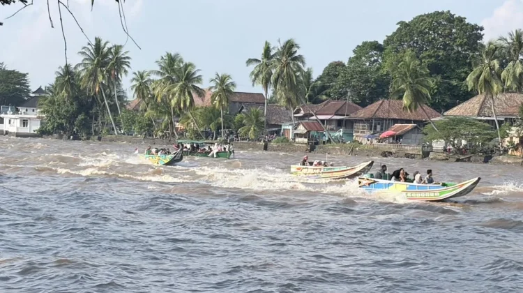 Ribuan Warga Padati Cekat Stempel di Sungai Komering