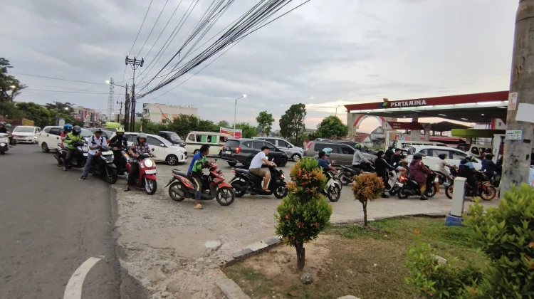 Isu Kenaikan Harga BBM Picu Antrean Panjang dan Kemacetan di Palembang