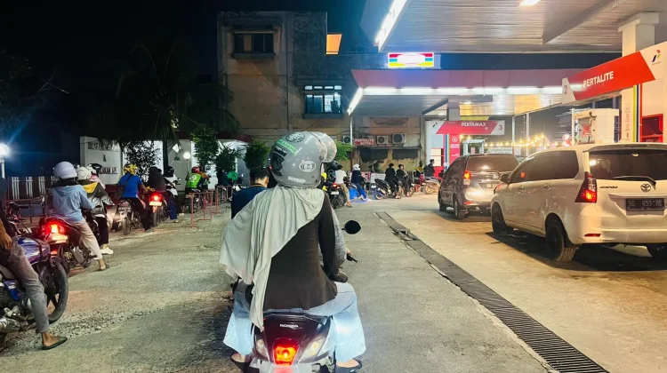 Isu Kenaikan BBM Picu Antrean Panjang di SPBU