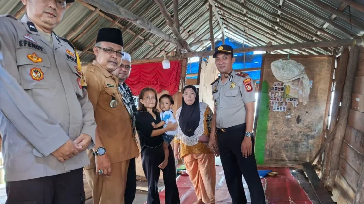 Korban Rumah Ambruk di Sungsang Terima Bantuan