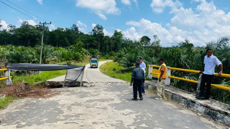 Jembatan SP 4 Plakat Tinggi Nyaris Putus, Pemkab Muba Langsung Perbaiki