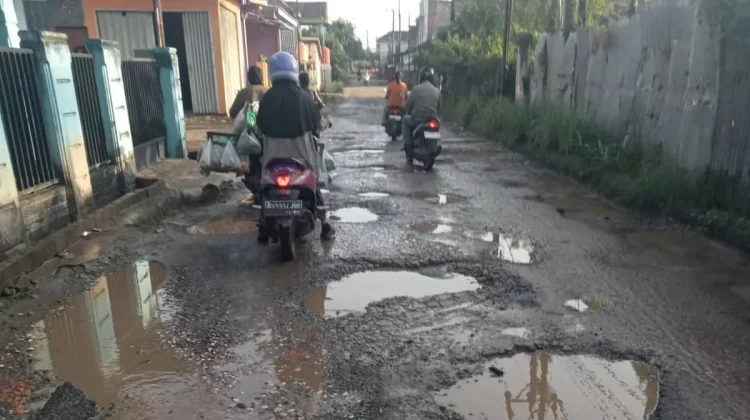 Warga Sukajadi Keluhkan Jalan Rusak Berlubang