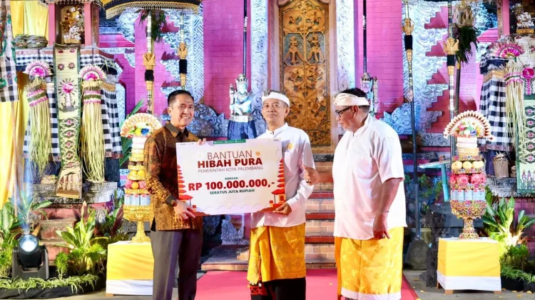 Wali Kota Palembang Serahkan Bantuan Operasional Pura di Perayaan Nyepi