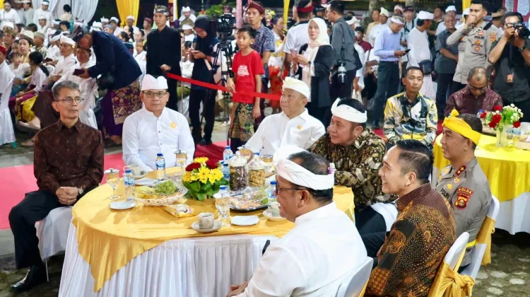 Wali Kota Palembang Serahkan Bantuan Operasional Pura di Perayaan Nyepi