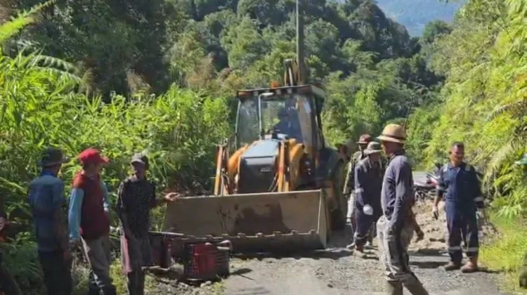 PGE Lumut Balai Perbaiki Jalan Rusak Desa Babatan