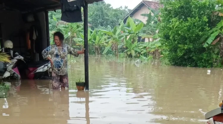 Dikepung Banjir, Warga Desak Perbaikan Jalan Nasional yang Amblas