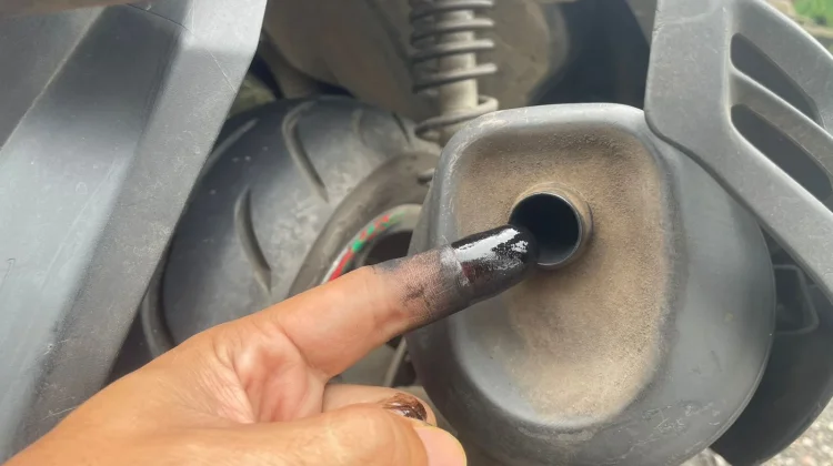 Ada Bekas Oli pada Knalpot Motor Anda? Mungkin Ini Penyebabnya