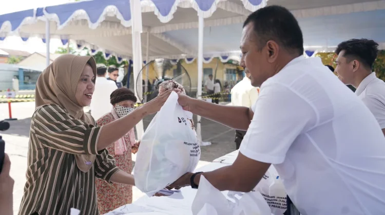 Pertamina Gelar Pasar Murah, Paket Sembako Rp30 Ribu Diserbu Warga