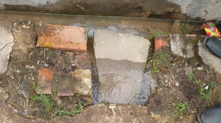 Warga Tanah Mas Indah Keluhkan Pipa PDAM Bocor Hampir Satu Tahun tanpa Perbaikan