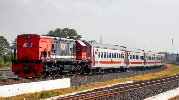 KAI Ingatkan Pengendara Dahulukan Kereta di Perlintasan