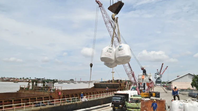 Bongkar 4.509 Ton Pupuk Impor, PTP Nonpetikemas Palembang Jaga Pasokan