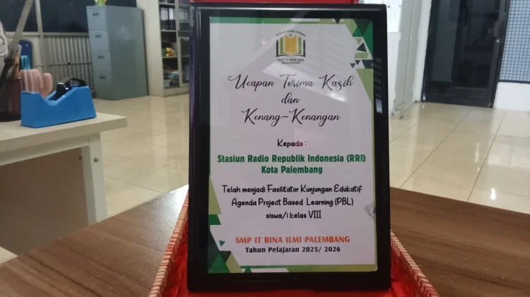 Makna Plakat dalam Penghargaan dan Hubungan Profesional