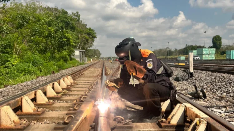 KAI Divre III Palembang Fokus Penyambungan Rel Demi Perjalanan Aman Nyaman