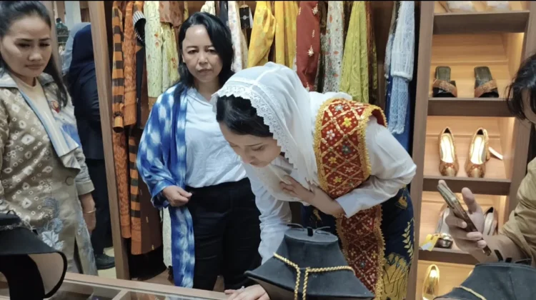 Kunjungi Kriya Sriwijaya, Wamendag Puji Wastra Palembang