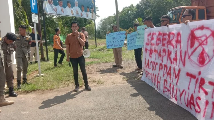 Aksi Mahasiswa Tuntut Transparansi Penyidikan PDAM Tirta Betuah