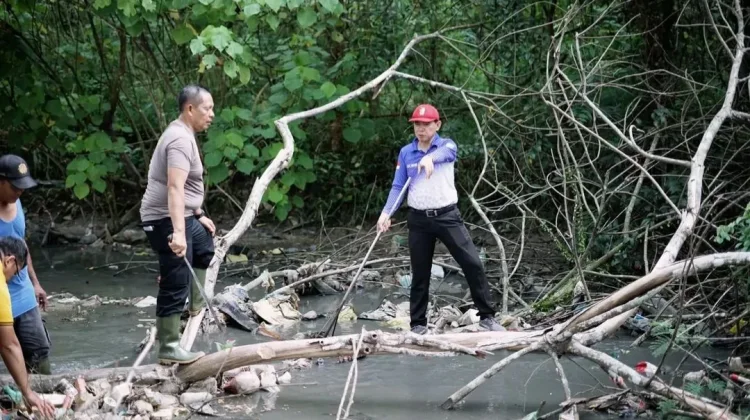 Warga dan Aparat Bersihkan Sampah di Aliran Sungai Sukajadi