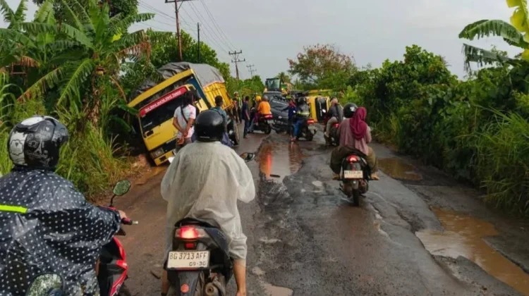 Warga Rambutan Keluhkan Jalan Rusak, Minta Pemerintah Perbaiki