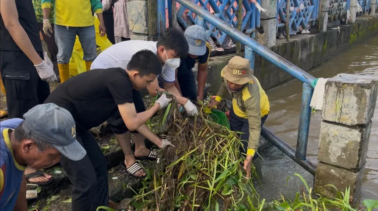 AKKSI Sumsel Ajak 350 Peserta Bersihkan Sungai Musi