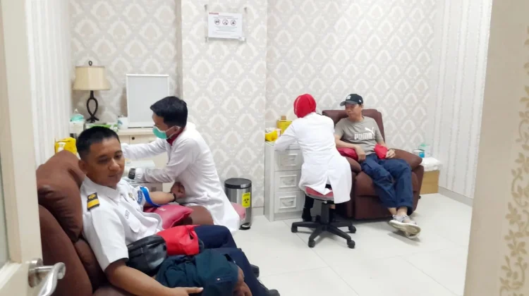 Pastikan Pelayanan Prima, KAI Palembang Periksa Kesehatan Pegawai