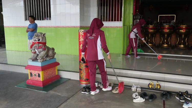 Polda Sumsel Gelar Bakti Religi di Kelenteng Sambut Bhayangkara