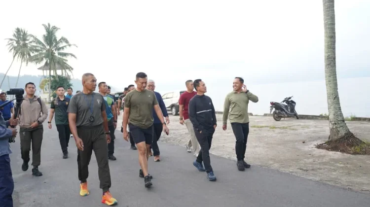 Lintasi Danau Ranau, Pangdam II Sriwijaya ajak Jalan Santai Kebugaran