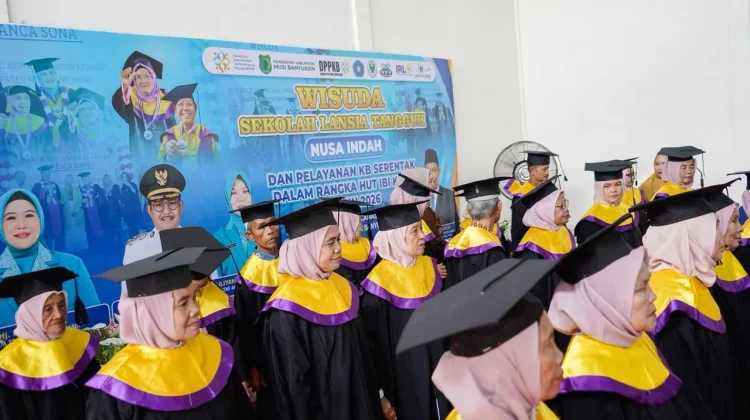 Jadi Aset Bangsa, Muba Wisuda 25 Mahasiswa Lansia
