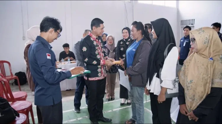 Warga Talang Kelapa Terima Buku Tabungan PKH