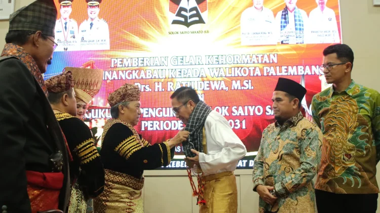 Wali Kota Palembang Terima Gelar Sutan Malin Batuah
