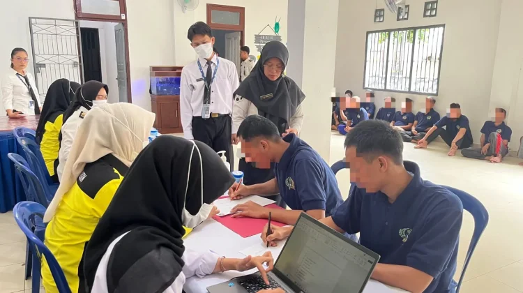 Napi dan Petugas Tes Urine Serentak di Lapas Banyuasin