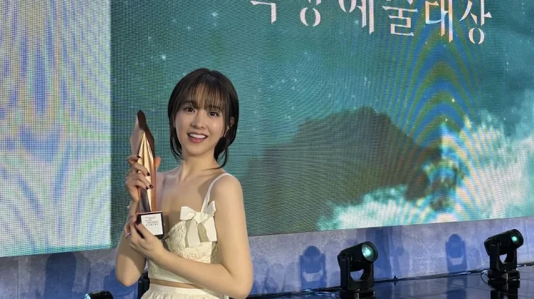 Park Bo-young Raih Aktris Terbaik Baeksang Arts Awards