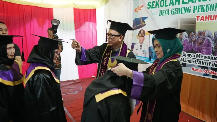 Haru dan Bahagia Warnai Wisuda Lansia di OKU