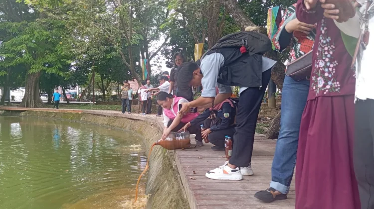 Kemenag Sumsel, REBN dan Umat Buddha, Tuang Eco Enzyme Jaga Lingkungan Sambut Waisak