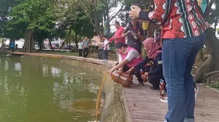 Pelestarian Lingkungan REBN Tuang 150 Liter Eco Enzyme di Kambang Iwak